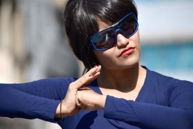 Kızgın güneş gözlüğü çok kadın giyiyor