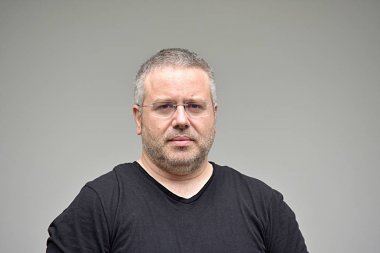 Heyecansız kilolu erkek gözlük