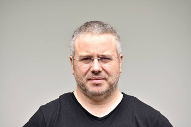 ciddi bir erkek erkek