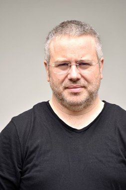 Heyecansız tıraşsız beyaz kişi