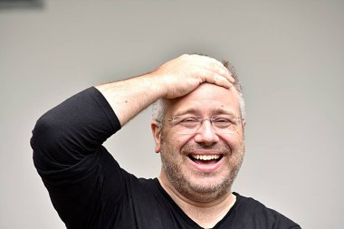 Tıraşsız beyaz erkek ve kahkaha