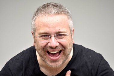 Şişman erkek gülüyor