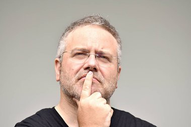 Kilolu yetişkin erkek gözlük takan bir karar