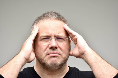 Gözlüklü beyaz kişi vurguladı