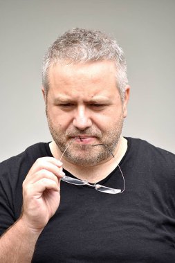 Tıraşsız erkek düşünme