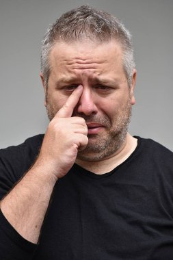 Gözü yaşlı erkek kişi