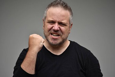 Üzgün tıraşsız kişi