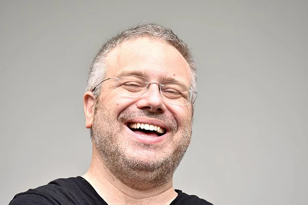 Толстый мужчина и смех в очках — стоковое фото