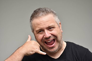 Tıraşsız adam cep telefonu kullanarak ve mutlu