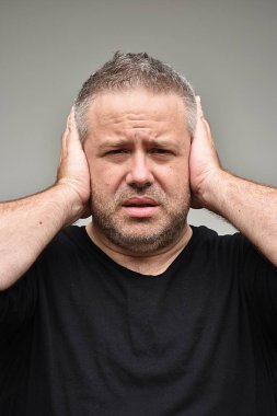 Tıraşsız erkek ve sessizlik