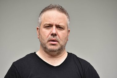 Tıraşsız beyaz erkek ve karışıklık