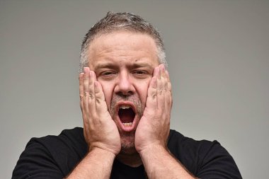 şaşırmış şişko adam