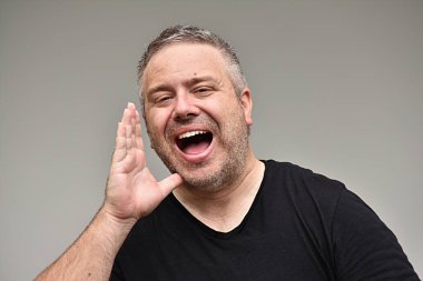 Tıraşsız beyaz adam bağırıyor