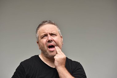 Diş ağrısı ile yetişkin erkek