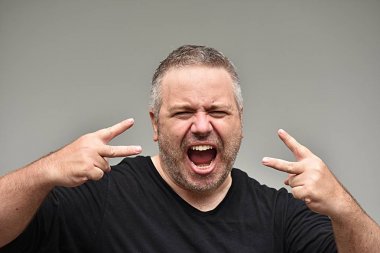 Kazanan tıraşsız kişi