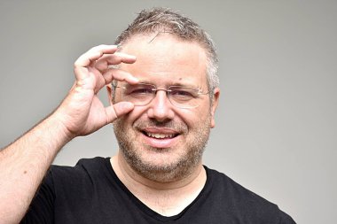 Akıllı beyaz kişi