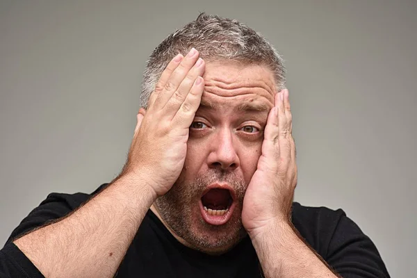 irkilmiş yetişkin erkek