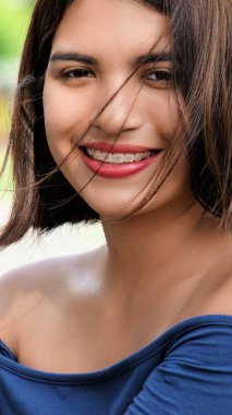 Kısa saçlı çekici erkek