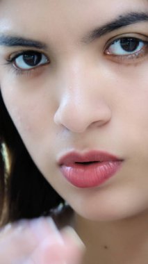 Ciddi genç farklı kişi