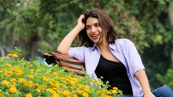 Emocionada hermosa persona sentada en el banco — Foto de Stock