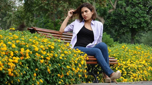 Adolescente chica y preocuparse sentado en parque —  Fotos de Stock