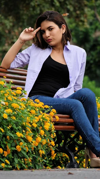 Estressante bela pessoa sentada no parque — Fotografia de Stock