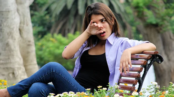 Lacrimoso latina ragazza seduta in parco — Foto Stock