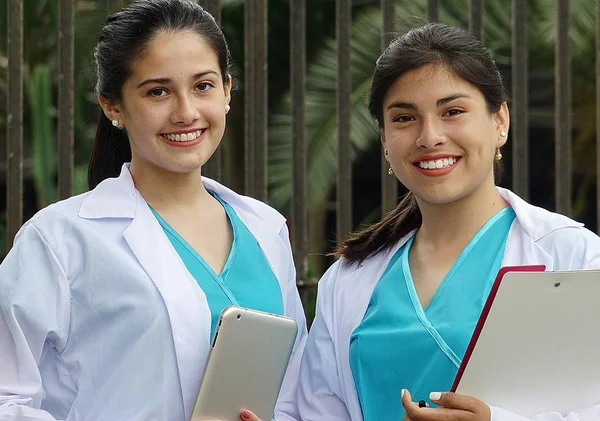 İki genç hemşirelik öğrencileri