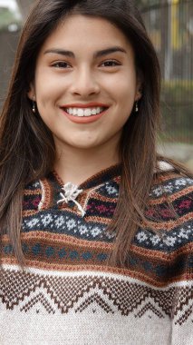 Genç kadın ve mutluluk