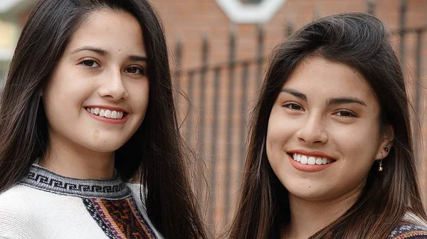 Zwei Teenager Freundinnen — Stockfoto