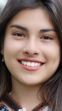 İspanyol kişinin güler yüz