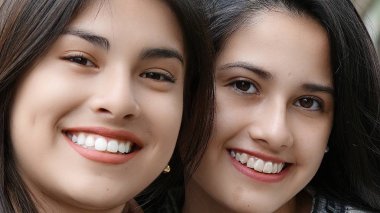 İki genç kadın arkadaş