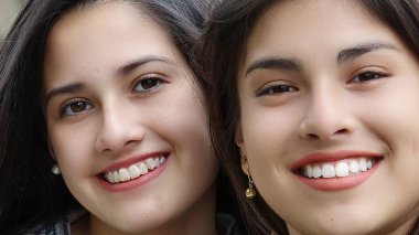 Sevimli kadın güler yüz