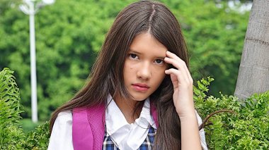 Kız öğrenci ve endişe