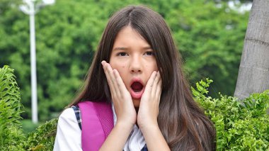 Ürküyor genç Kolombiya kız öğrenci