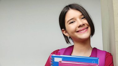 Genç Kolombiya kız öğrenci ve mutluluk