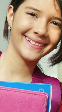 Gülümseyen Katolik kız öğrenci