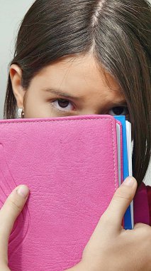 Azınlık kız öğrenci ve korku