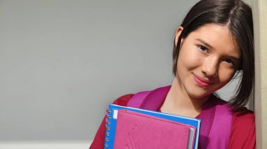 İspanyol kız öğrenci Holding dizüstü bilgisayarlar