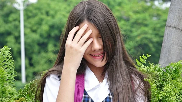 Estudante bonito menina e timidez — Fotografia de Stock