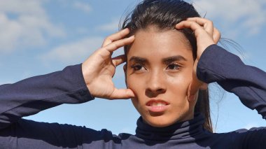 Endişeli genç kadın