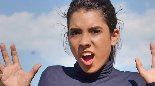 Sorprendida adolescente hispana — Foto de Stock