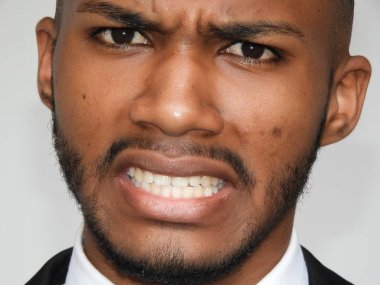 Kızgın yakışıklı kişi