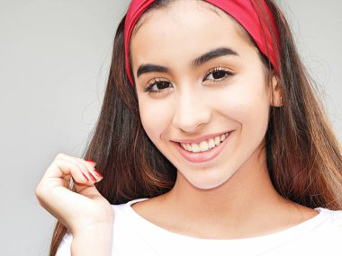 Gülümseyen güzel kız