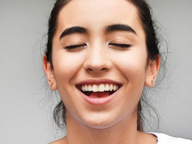 Azınlık kız gülerek