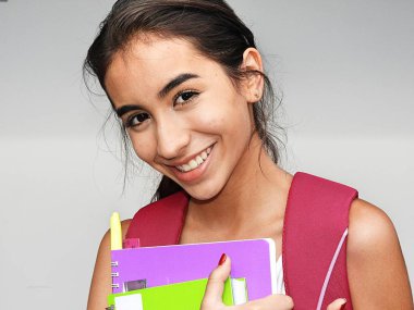 Gülümseyen genç kız öğrenci