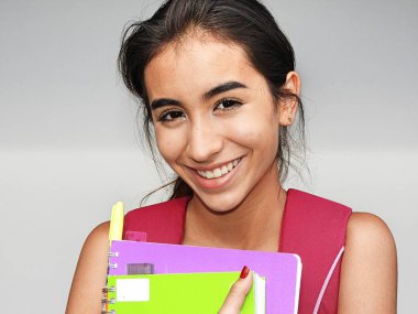 gülümseyen kız öğrenci