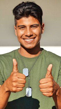 Başparmak yukarıya ile İspanyol erkek asker