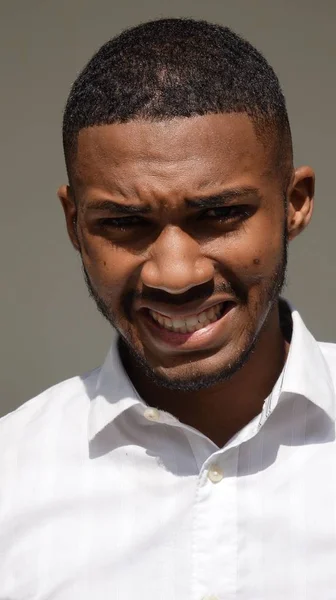 Gekke ongeschoren zwarte man — Stockfoto