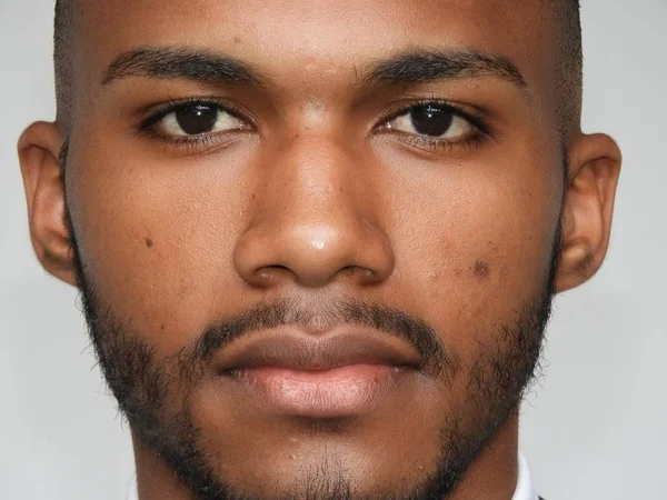 Heyecansız yakışıklı erkek